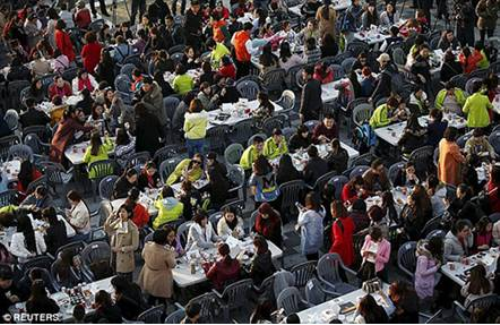 8.000 du khách Trung Quốc đến Seoul để tham gia tiệc canh gà tần sâm. Ảnh: Reuters.